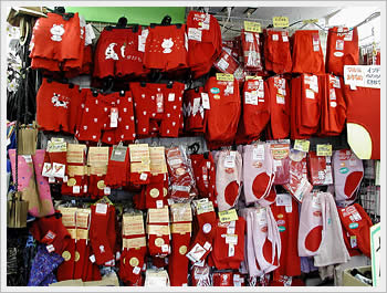 Maruji's red underwear section, Sugamo: click for larger image (90K)