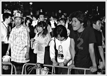 After the Sumidagawa Fireworks festival, Asakusa, July 26, 2003: click for larger image (49K)