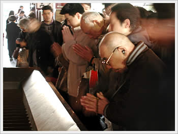 Sensoji Temple, Asakusa, Tokyo: click for larger image (28K)