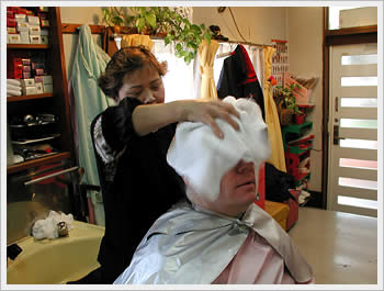 At the local hairdresser's, Warabi (Saitama), February 27, 2003: click for larger image (46K)