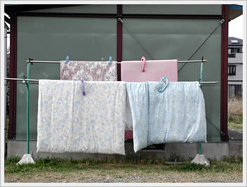 Hanging futons, Toda, Saitama: click for larger image (50K)