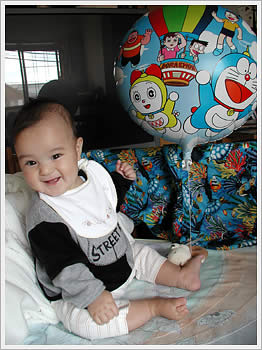 Kaika with Doraemon balloon, November 12, 2003: click for larger image (64K)