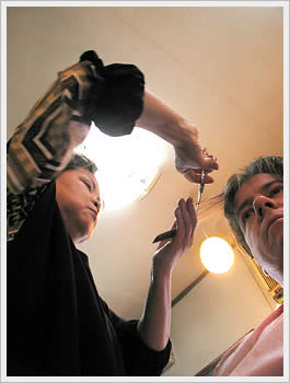 At the local hairdresser's, Warabi (Saitama), February 27, 2003: click for larger image (27K)