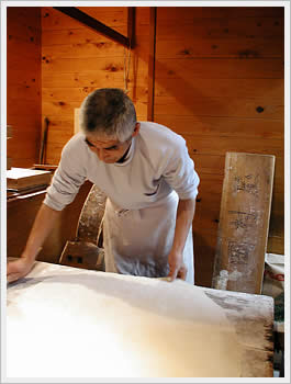 Making udon, 200 year old Kazo (Saitama) udon restaurant: click for larger image (36K)