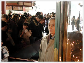 Sensoji Temple, Asakusa, Tokyo: click for larger image (39K)