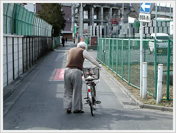 Man with bicycle, Toda (Saitama): click for larger image (68K)