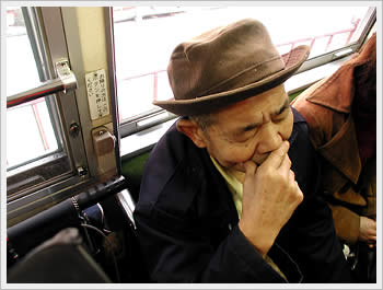 Elderly man on the Toden-Arakawa streetcar: click for larger image (41K)