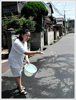 Naoko taking part in Uchimizu, August 25, 2003: click for larger image (70K)