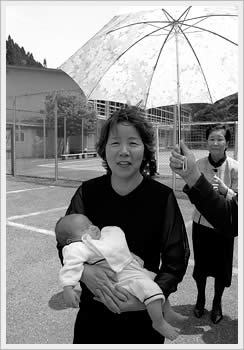 Mother-in-law and grandson, Hitachi, May 4, 2003 (41K)