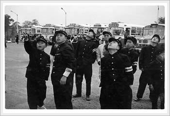 Schoolchildren looking up at the Tokyo Tower, 1959