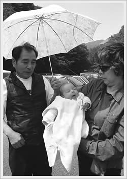 Kaika with grandparents, Hitachi, May 5, 2003: click for larger image (38K)