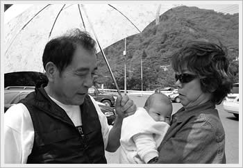 Kaika with grandparents, Hitachi, May 5, 2003: click for larger image (39K)