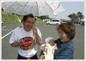 Kaika with grandparents, Unomisaki, Hitachi, May 5, 2003: click for larger image (58K)