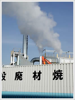 Wood recycling plant, near Kuki (Saitama): click for larger image (32K)