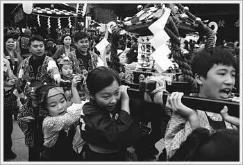 Sanja Matsuri, Asakusa, Tokyo, May 17, 2003: click for larger image (55K)