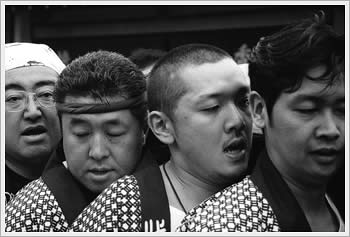 Sanja Matsuri, Asakusa, Tokyo, May 17, 2003: click for larger image (35K)