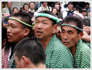 Sanja Matsuri, Asakusa, Tokyo, May 17, 2003: click for larger image (70K)