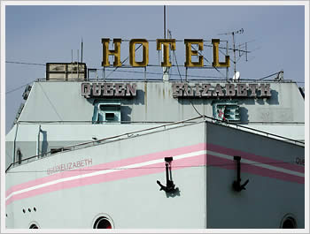 Queen Elizabeth 'love hotel', Kawaguchi (Saitama): click for larger image (37K)