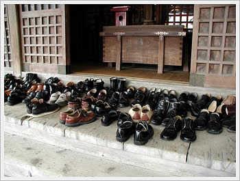 Shoes at temple, Wajima, Japan: click for larger image (51K)