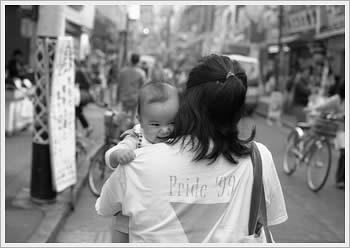 Naoko and Kaika, Sugamo, Tokyo, November 8, 2003: click for larger image (25K)