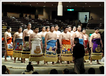Natsu Basho Sumo Tournament, Ryogoku Kokugikan, Tokyo, May 18, 2003: click for larger image (61K)