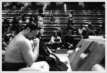 Sumo, Natsu Basho, Ryogoku, Tokyo, May 18, 2003: click for larger image (43K)